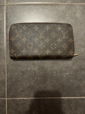 Väska/ plånbok  - En oanvänd väska / plånbok. Vi skickar inom 24 timmar. 