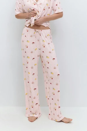 Rosa mjukisbyxor Gina Tricot - Rosa mjukisbyxor/pyjamasbyxor i gulligt mönster. Helt nya med prislapp. Slutsålda på hemsidan. Jätteskönt material. Köp gärna flera varor och lägg prisförslag på bundle så kan vi komma överens om ett bra paketpris! Det finns just nu möjlighet till gratis frakt!