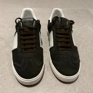 Valentino Flycrew - Säljer mina sjukt snygga  mörkgröna valentino Flycrew i nytt skick, skick10/10, finns inga defekter ! Dustbag och skosnören medföljer vid köp. Hör gärna av er vid fler frågor eller funderingar, mvh