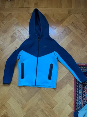 Två färgad Nike fleece - Nike tech fleece size 147-158