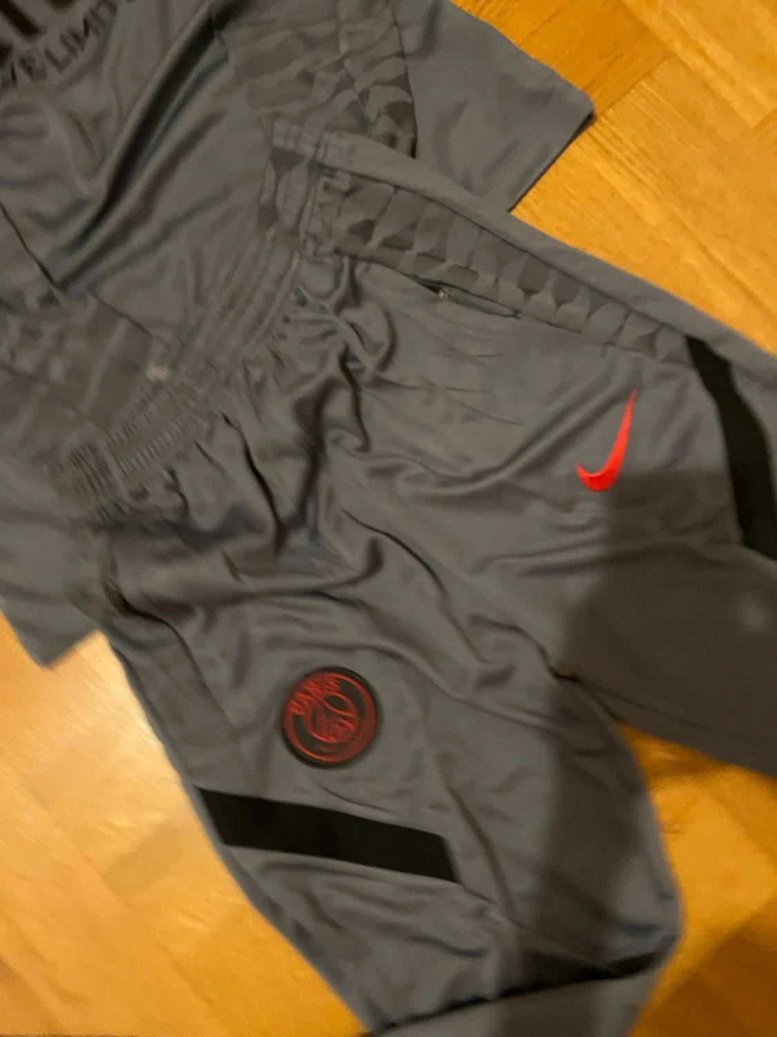 Psg tracksuit pris sänks vid snabb affär  - 3