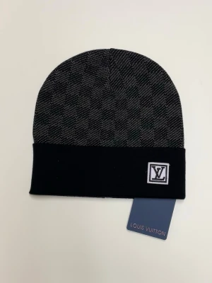 Lv Mössa - Säljer en helt ny mössa aldrig använd. Storlek One Size. Snabb frakt, postas inom 24h efter köp. Skriv gärna om du har fler frågor. Kan även hämtas i Stockholm.