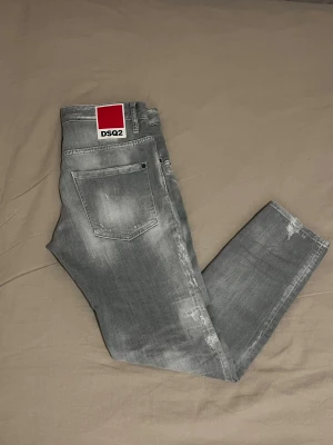 Dsquared jeans - Helt nya Dsquared jeans från Miinto. Köpte dessa för 2700 kr (ordinarie pris 6915 kr) Kvitto finns. Storlek 46 EU (motsvarar S)