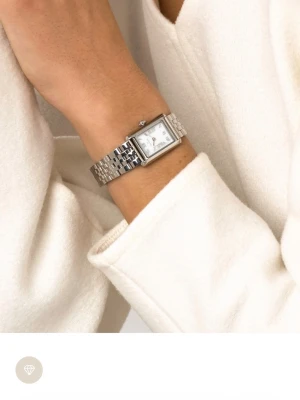 Mockberg klocka i silver  - Säljer då jag vill byta till guld smycken, men den är i väldigt fint skick. Kan gå med på att byta om nån har en likadan i guld i fint skick💗💗Ask och övriga länkar nedkommer såklart💗