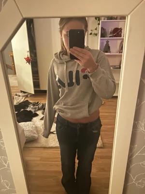 Blå bootcut jeans från INC, storleken s/m - Snygga blå jeans från INC International Concepts i bootcut-modell med klassiska fickor bak och dekorativa. Perfekt passform och coola detaljer längs sidorna för stora och långa för mig därför jag säljer är 160 som referens 💞