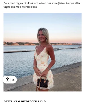 Blommig volangklänning från Stradivarius - Superfin kort klänning från Stradivarius som tyvärr är lite för kort för mig, klänningen är i nyskick och är endas provad. Klänningen har smala axelband, volangdetaljer vid ringningen och nederkanten samt en lätt v-ringad hals. Perfekt för sommarens alla tillfällen!✨✨ Nypris 379kr!