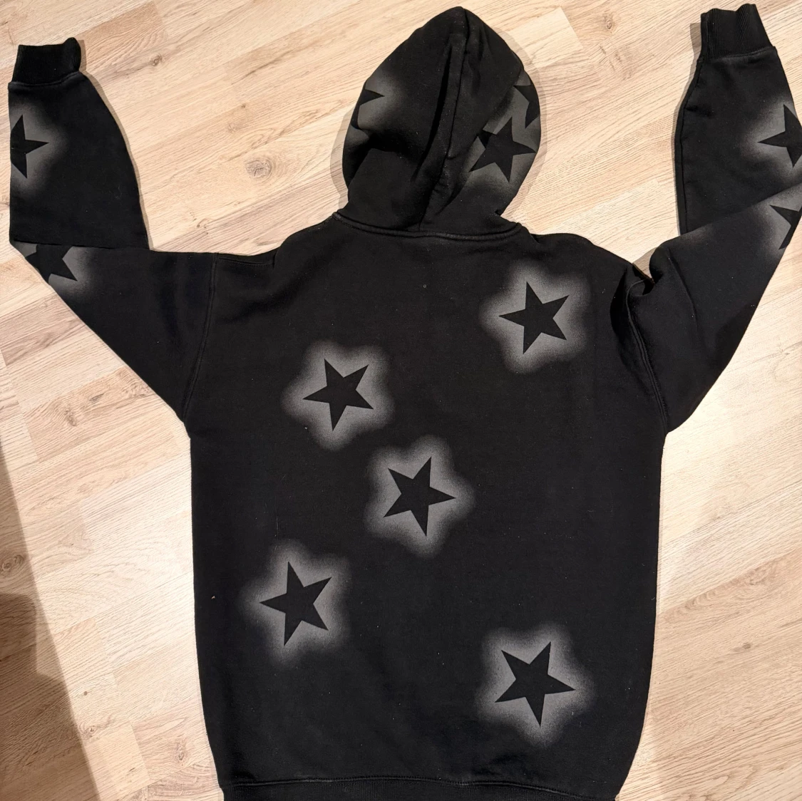 Svart hoodie med stjärnor och tryck - 1