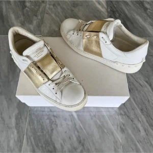 Valentino Open skor  - Valentino Open - Skick: använda fåtal gånger - Tillbehör: Valentino kort - Nypris: 6000kr - TrendWardrobe