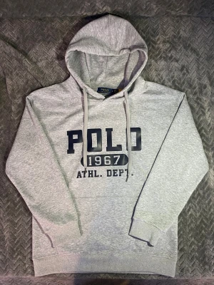 Ralph Lauren Hoodie - Helt ny ralph lauren hoodie i storlek M, men den var för kort i armarna för mig tyvärr. Mått finns på bilderna så kan du se om den passar dig;) (skulle säga att den passar mer som S)