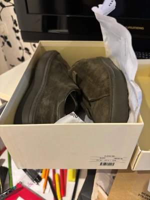 Grå mocka sneakers från Arigato - Hej! Säljer nu mina Arigatos då de är lite lite små för mig. De siter lite tight  på bredden , framtil true to size. Haft de bara några gånger, nästan inga tecken på användning. Snygga sneakers från Arigato i grå mocka med rund tå och platt sula. Skorna ger en cool och modern vibe. Insidan är fodrad i ljust skinn och yttersulan är i matchande grått gummi. 