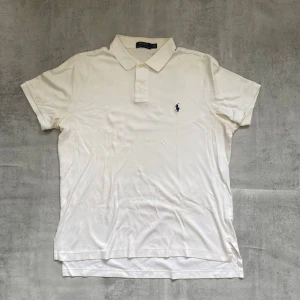 Vit Polo Ralph Lauren piké  - Jag Säljer en fet pike från Polo Ralph Lauren| skicket på tröjan är bra 8/10 | storlek L | ny pris 2000: mitt pris är 349 | skriv vid frågor och funderingar       