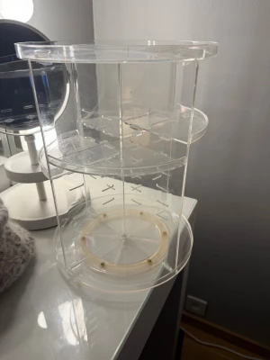 Roterande sminkförvaring i akryl - Köptes på Clas Ohlson i vintras. Den fungerar utmärkt men har rostat lite längst ner i kullagerna. Den har varit väldigt praktisk och fin i rummet som en detalj. Hör gärna av dig vid frågor🤍 jag plockar isär den vid frakt eftersom det ska bli billigare🤍