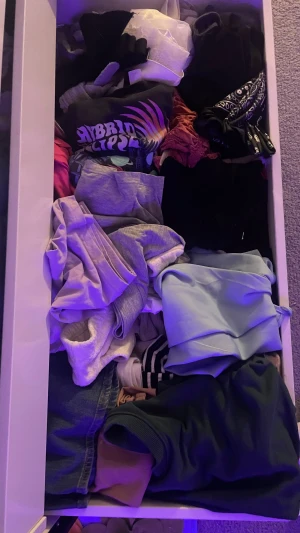 Mystery bag - Jag säljer lite random kläder. Ungefär 5-8 klädesplagg för 30kr sammanlagt. Det är dam kläder i storlek S för det mesta T-shirt och kjolar men kan även komma med linnen, tjocktröjor och små smycken och dekorationer. Jag gör såhär för att enklare få bort kläder som jag inte använder då jag har fyra fulla lådor med kläder, smink och smycken som jag ej använder. 