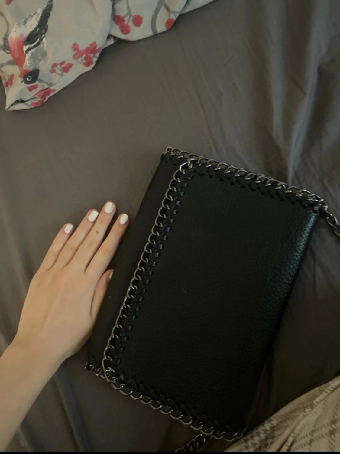 Svart axelväska med kedja - 2