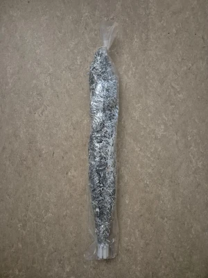 Julgran - Dekorativ julgran, 60cm hög. Produkten är ny och ligger i originalförpackning. Endast avsedd för dekoration, ej leksak. Perfekt för mindre utrymmen eller som extra julpynt. Inga synliga defekter eller slitage.