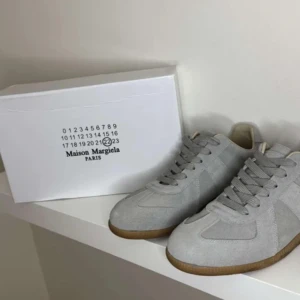 Maison Margiela grå sneakers i mocka - Maison Margiela sneakers i ljusgrå mocka.har en skada därav det låga priset. Kvitto samt box medföljer!!!