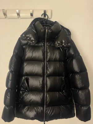 Svart pufferjacka Massimo Dutti - Säljer en svart pufferjacka från Massimo Dutti, köpt på Zalando! Endast använd en vinter, väldigt ny skick. Jackan har en avtagbar huva. Perfekt för kalla dagar och riktigt snygg till streetwear. Jackan är i storlek S men kan även passa M. 