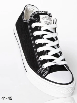 Svarta klassiska sneakers med vit sula - Nya utan prislapp.  Nypris 200. Svarta sneakers med vit platt sula och rund tå. Skorna har vita snören och kontrasterande vita sömmar som ger en cool retrostil. Tillverkade i bomullstyg med gummisula, perfekt för dig som gillar enkel och tidlös design.