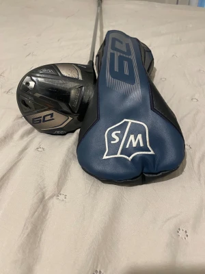 Wilson D9 Driver - Säljer Wilson D9 driver (vänster hänt) en modern Driver som ger dig längd, förlåtelse och högbollflykt från tee. Den modellen är för maximal distans. Klubban är riktigt bra känns lätt att svinga och har förtroende i sina slag.   Regular flex  Vänsterhänt  Grep Wilson i topp skick Model 2021   Hämtas vid Knivsta Station, eller skickas mot frakt.Köparen betalar kostnaderna för frakt och köpskydd.