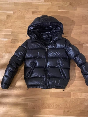 Zara puffer jacka - Skön o varm puffer jacka, har används 2-3 gånger, Säljer för den är för liten på mig