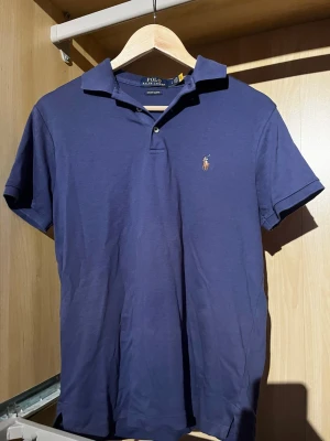Ralph Lauren Piké - Ralph lauren piké i fantastiskt skönt material. Tveka inte på att höra av er vid frågor. 