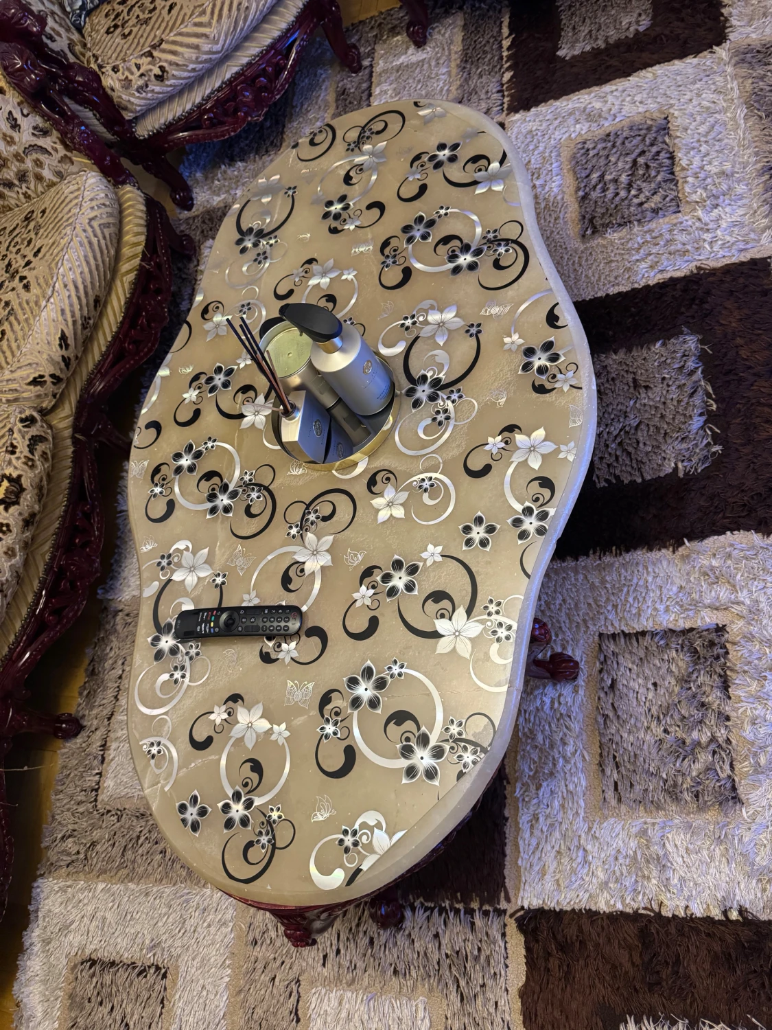 Soffa, fåtöljer, bord, matta - 1