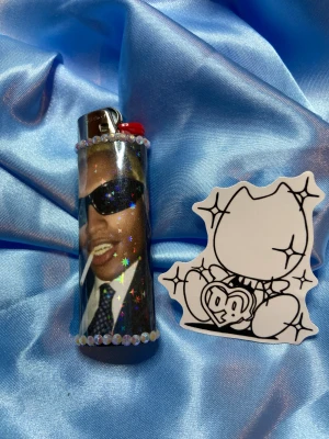 THAIBOY DIGITAL - lighter - ⭐️1st Refillable BIC MAXI LIGHTER med wrap & rhinestones + drain sticker ⭐️ ✨OBS: under lighter drop 13/12 kommer endast de lighters som har foto och eller sticker med sig i bilden inkludera det, de lighters som ej har något mer i bilden kommer utan något extra!✨🤍 FREEBIES (godis & random stickers) ingår alltid i alla paket 🤍