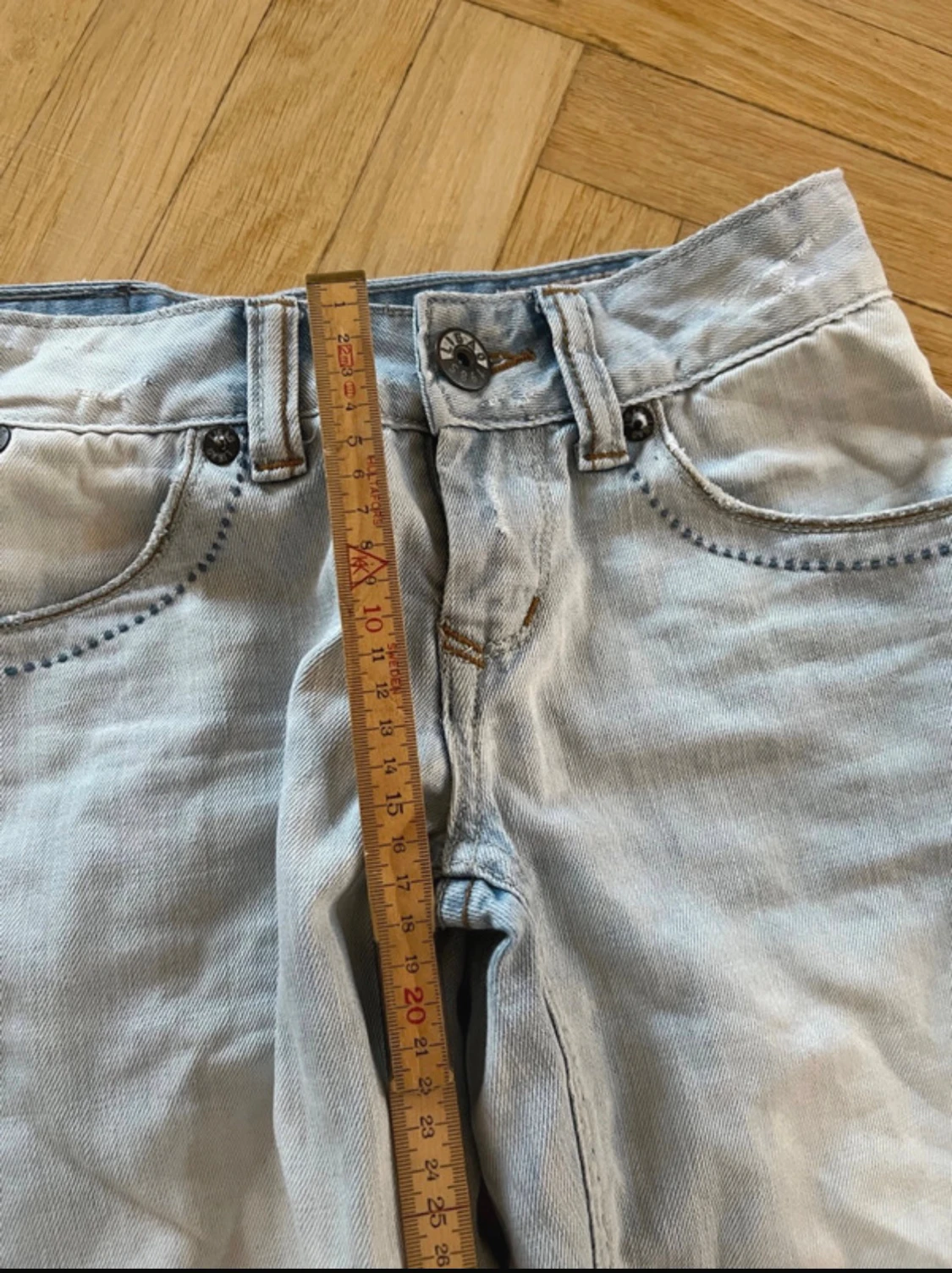 Ljusblå bootcut jeans med rå kant - 2