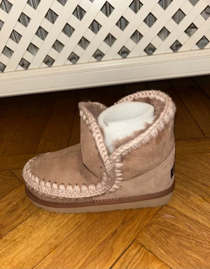 Beigea Mou boots  - Säljer ett par beige boots från Mou i mjuk mocka med grov stickad kant runt öppningen och längs sulan💕Modellen eskimo 18 i färgen pink brown, nypris 2500 kr från Mous hemsida 