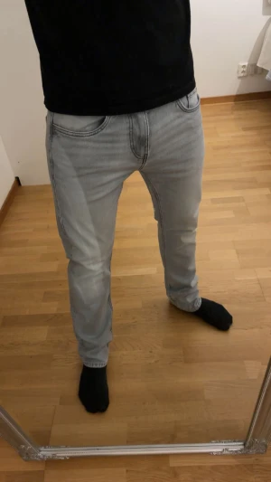 Ljusgråa jeans - Säljer dessa riktigt snygga jeansen som är köpta på Kappahl. Jeansen har en väldigt snygg tvätt, med lite ljusare vid knäna. Skicket är 10/10 och det finns inga defekter. Storlek 30/32.