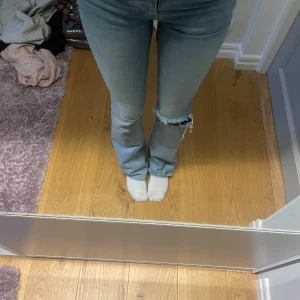 Low waist jeans med hål i - Säljer dessa jeans då de inte kommer till användning. Fint skick, passar mig som har strl xs och är 168cm
