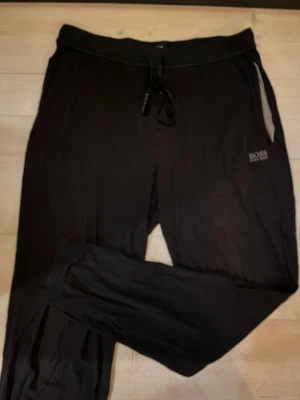 Svarta mjukisbyxor från Hugo Boss strl L - Svarta tunna mjukisbyxor med gråa fickor från Hugo Boss i storlek L. Del av set