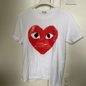 Vit Comme des Garçons Play t-shirt - Säljer en vit t-shirt från Comme des Garçons Play i storlek M, men passar även S. Hör av dig vid funderingar!