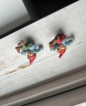 Två små tomtar  - Två små tomtar som man kan ha på en kruka eller hink 