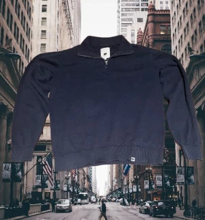 Mörkblå half zip tröja Junkyard  - Snygg mörkblå långärmad tröja från Junkyard i storlek XS. Modellen har en ståkrage och half zip-dragkedja framtill. Materialet känns som mjuk bomull och passformen är normal. Perfekt för dig som gillar stilrena och enkla plagg. Tröjan passar storlek S och ibland M, men står xs.