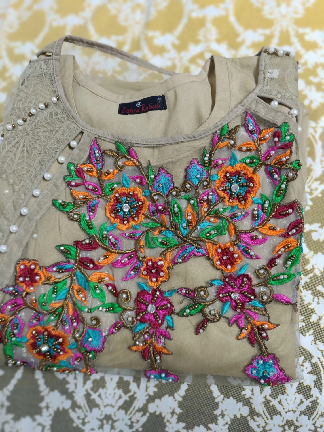 Beige blommig klänning från Zahra Rubab - 2