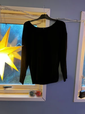 stickad tröja - stickad trlja från lager157, säljer pga för stor. aldrig andvänd, köpt för 200 tror jag! jätteskön och varm till vinter 