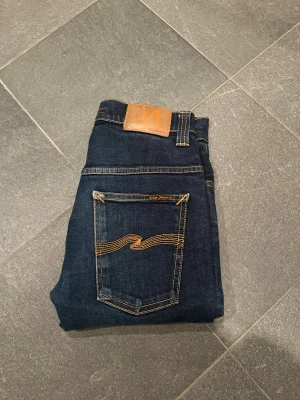 Nudie Jeans, W29 L32 - Tjena! Säljer dessa nudie jeans i nästan nytt skick är knappt använda. Dem sitter tightare än vad storleken säger enligt mig kan vara bra att veta om du är intresserad. 