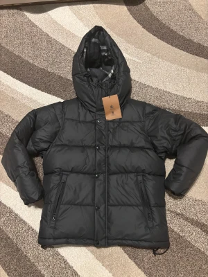 Burberry Jacka - Säljer nu min Burberry jacka då jag inte riktigt gillade den. Jackan är helt ny och skit snygg men passar inte min stil. Den har aldrig använts. Som ni ser på bilderna kan jackan bli till en väst när man tar av ärmarna med dragkedjan. Vid frågor är det bara att skriva.