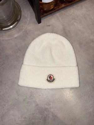 Moncler mössa- helt ny! - Schysst Moncler mössa, priset kan diskuteras vid snabb affär 