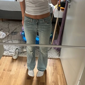 Low waist Levis jeans! - Fina low waist jeans från Levis i bra skick. Har sprätt upp längst ner för att göra dem längre, men de går att sy in. Är lite korta på mig som är 168🙌🏻😚