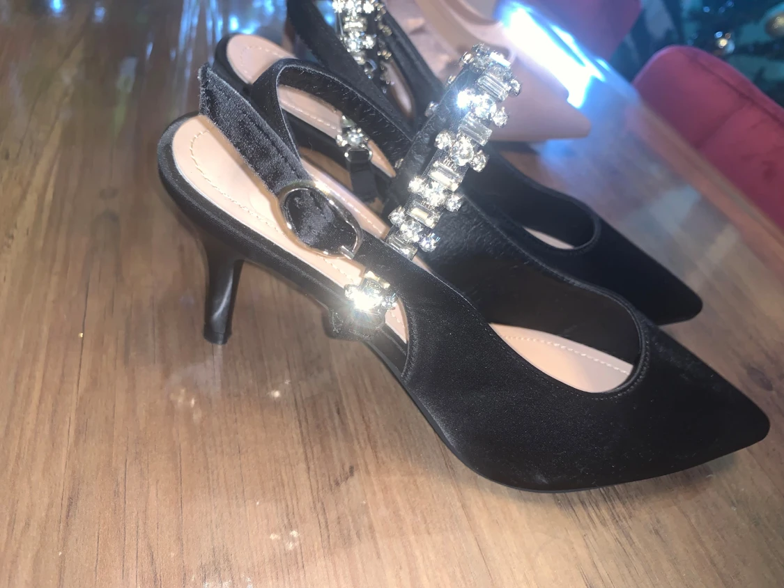 Svarta pumps med strass och klack - 2