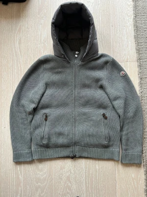Moncler cardigan - Säljer nu min riktigt feta Moncler cardigan den är perfekt nu inför det kalla halvåret. Skick 9/10 inga defekter självklart äkta där alla qr och NFC funkar vid frågor eller funderingar kom PM. Pris ej hugget i sten😋