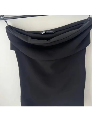 Zara topp🖤 - Off shoulder topp från Zara, dragkedjor längst ned som man kan ha stängd eller öppen dvs slits. Endast testad storlek XS