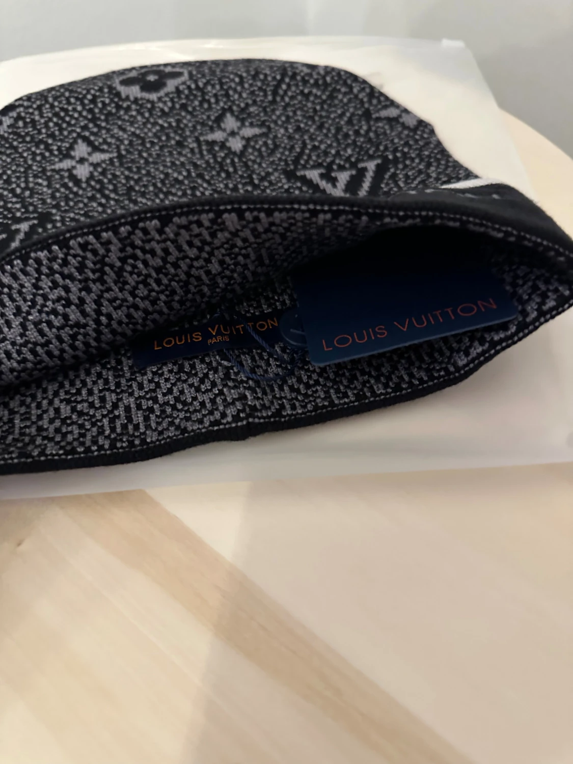 Svart och vit L och V mössa - 4