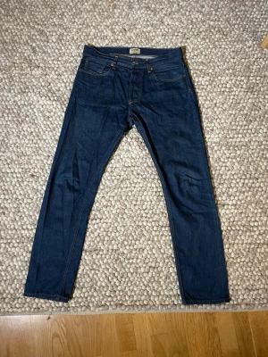 Mörkblå jeans från C.O.F Studio - Hej  Säljer ett par cof studio jeans som är inte längre kommer till användning. Dom är i väldigt bra skick och har fin slitning. Modellen heter Cof studio M7 Tapered.  Nypris är 2600 Bara att skriva vid funderingar!