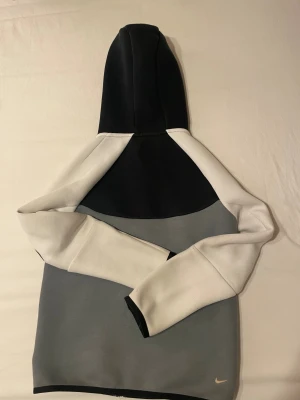 Nike tech  - Nike Tech, grått och vit. Tillverkad i bra material, perfekt för chill eller träning och skolan. Snygg färgblock-design och bekväm passform. 147-158 CM 