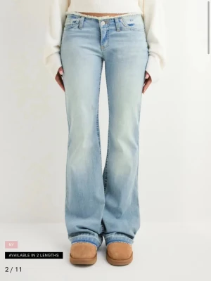 Bootcut ljusblå jeans med rå kant Nelly - Snygga ljusblå bootcut jeans med rå, fransad kant upptill. Jeansen har klassisk femficksdesign, låg midja och är tillverkade i mjukt denim. Passformen är loose och benen är utsvängda för en chill vibe. No waist jeans. Pris kan diskuteras 💓💓