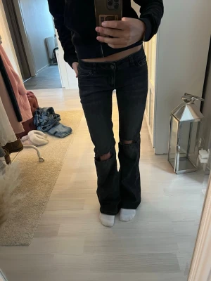 Jeans - Från Nelly kommer ej till användning 😊 lite slitning ner till hälen men inget man tänker på 