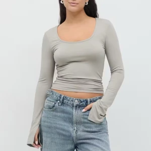 Soft touch jersey top - Säljer denna sköna toppen ifrån Gina Tricot, det är deras populära soft touch jersey top i färgen grå. Jag har aldrig använt tröjan utan bara testat den så den är i ett nyskick utan prislapp! Toppen är slutsåld både butik och online🩶